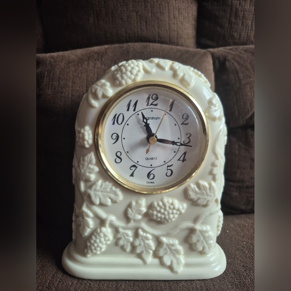 Ingraham Quartz Porcelain Mantle Desk Clock